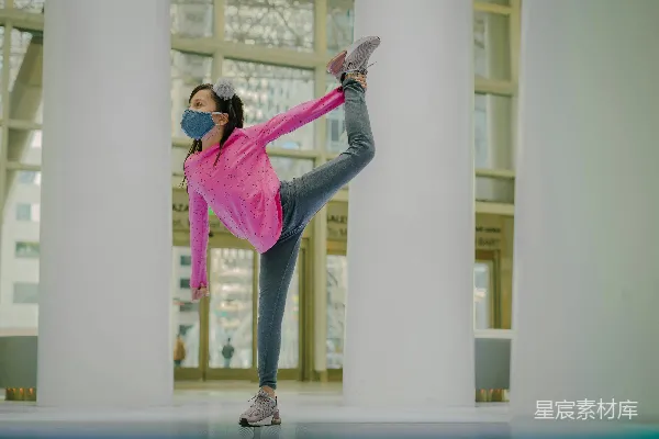 高清摄影 穿紫色长袖衬衫和蓝色直筒牛仔裤的女人站在白色混凝土墙前