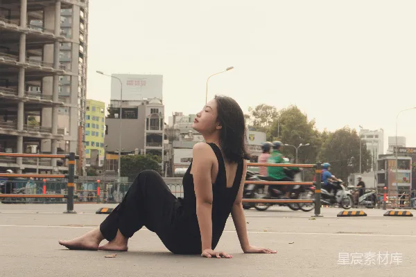 高清摄影 一个女人坐在城市中央的地上
