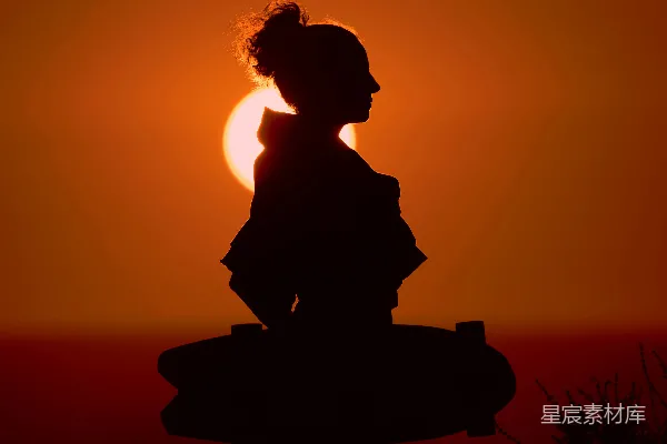 高清摄影 一个女人站在太阳前的轮廓
