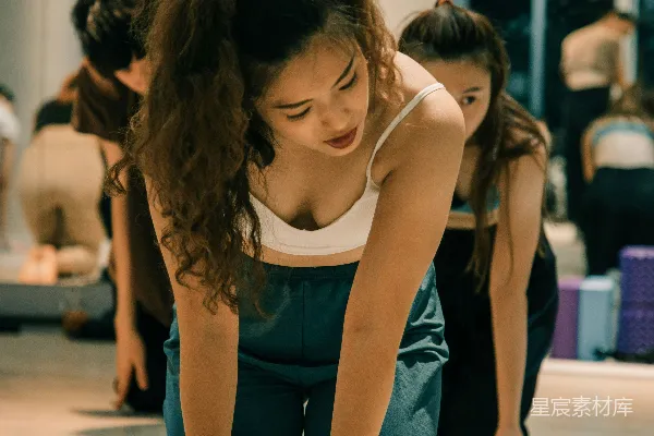 高清摄影 蓝色t恤和蓝色牛仔裤的女人坐在地板上