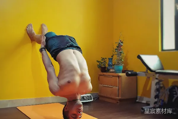 高清摄影 弯腰的男人
