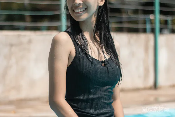 高清摄影 一个女人坐在游泳池边缘