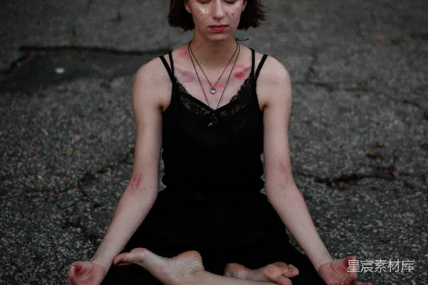 高清摄影 女人正在一个表面上打坐冥想。