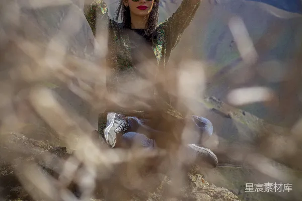 高清摄影 黑T恤女人穿着黑色护目镜站在褐色草地上穿着褐色长裤