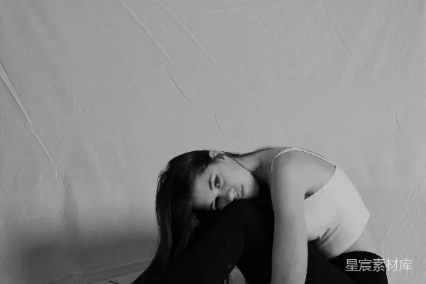 高清摄影 一个女人坐在黑白照片中的地上。