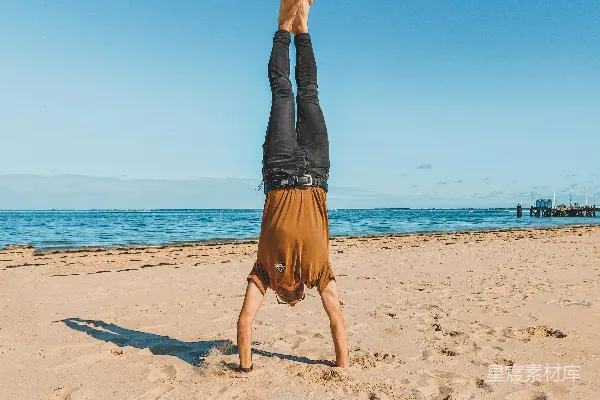 高清摄影 灰衬衫和棕色短裤的女人在海滩上站立，白天