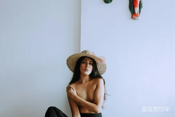 高清摄影 黑色丝绒连衣裙的女人戴着棕色帽子