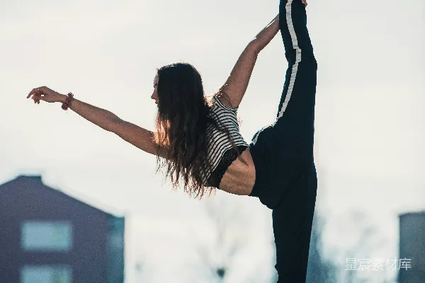 高清摄影 黑色紧身上衣和黑色裤子的女人在白天进行瑜伽练习。