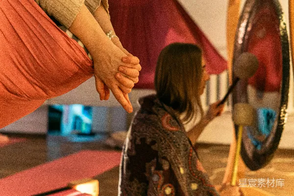 高清摄影 一个女人牵着一个孩子的手站在镜子前
