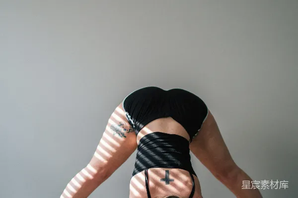 高清摄影 黑色连裤袜的女人穿着白色短裤做瑜伽