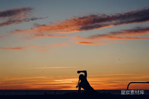 高清摄影 夕阳下海滩上站立的人的轮廓
