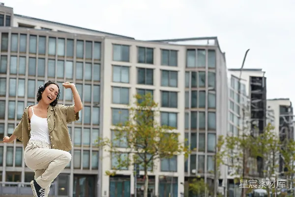 高清摄影 户外，一名女子在现代建筑附近跳舞。