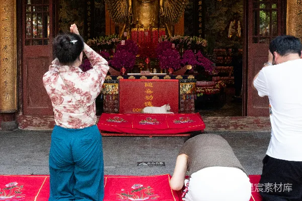 高清摄影 人们在一座大佛像前祈祷。