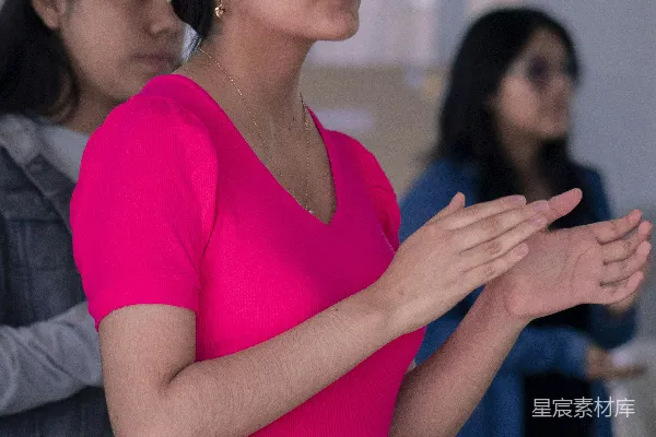 高清摄影 一个女人站在一群人面前
