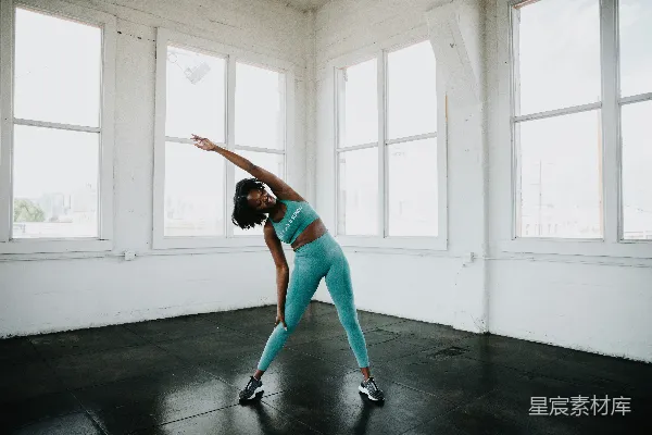 高清摄影 一个穿蓝色运动bra和 leggings 的女人正在做瑜伽姿势
