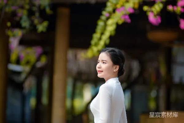 高清摄影 白色长袖连衣裙的女人站在一座棕色混凝土建筑附近，白天。