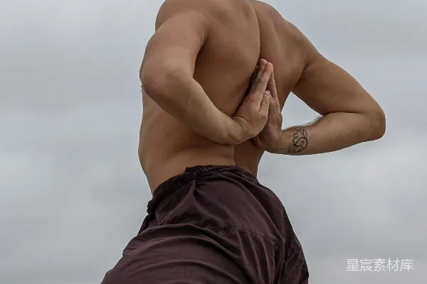 高清摄影 赤膊的男人在沙滩上做俯手立