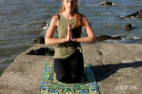 高清摄影 跪在 floral 地毯上的女人祈祷