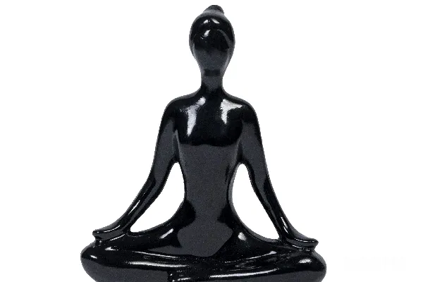 高清摄影 一个黑人坐在瑜伽姿势的黑人雕像