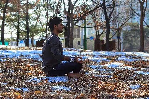 高清摄影 一个男人坐在地上，周围是雪。