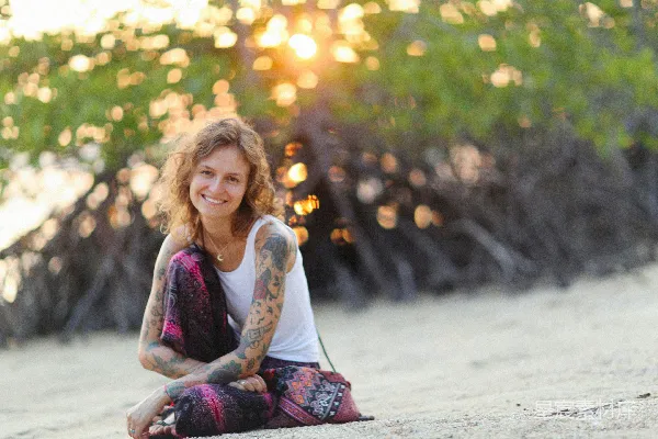 高清摄影 有纹身的女人坐在海滩上