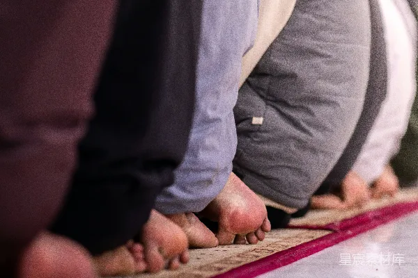 高清摄影 人们在祈祷垫上一起祈祷。
