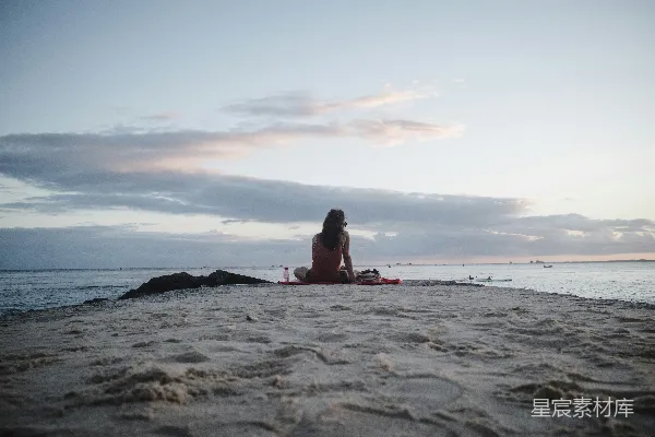 高清摄影 女人在日落海滩上坐着