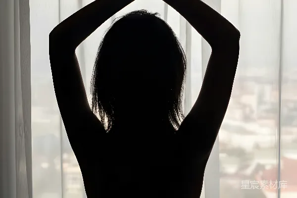 高清摄影 一个女子双手交叉 overhead 的轮廓。