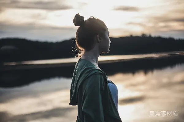 高清摄影 黑色上衣的女人在白天靠近水体站着