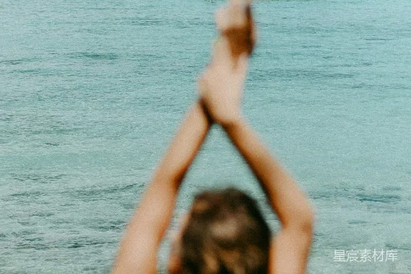 高清摄影 一个女人穿着比基尼站在海滩上