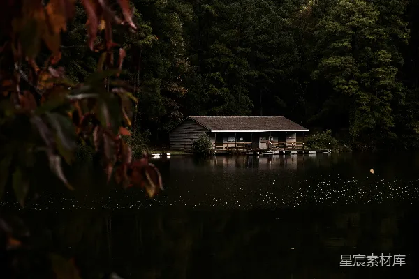 一栋建在码头上的房子周围环绕着水。