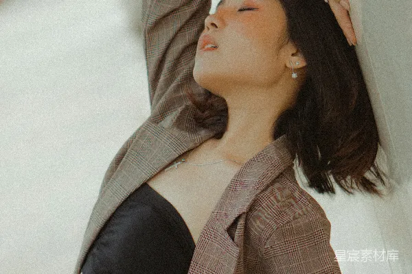 女人靠在墙边