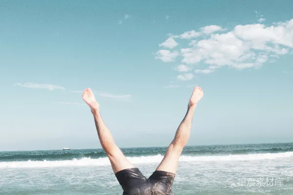 高清摄影 海滩上一个做倒立的人