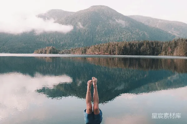 高清摄影 潜水员在水面下潜水