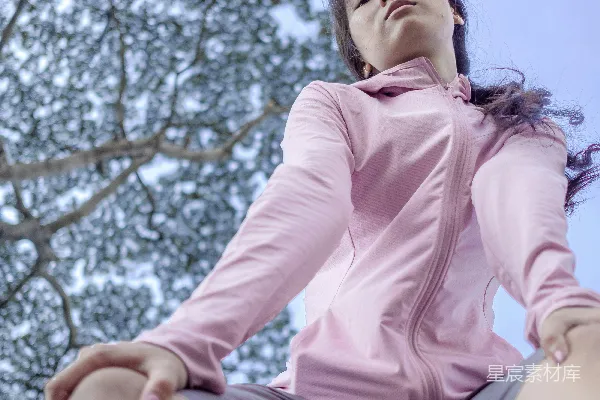 高清摄影 浅焦照片中的粉色紧身上衣女子