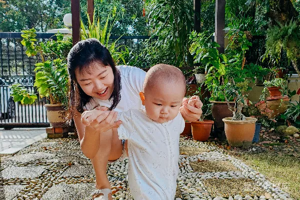 高清摄影 一个抱着婴儿的人