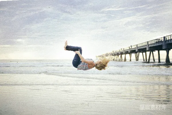 高清摄影 海滩上女性做后空翻