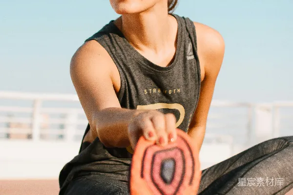 高清摄影 黑色吊带背心衫和蓝色直筒牛仔裤的女人白天坐在棕色木制长凳上