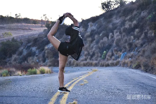 高清摄影 女人举着自己的脚