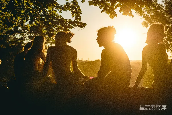 高清摄影 人像写真小组的坐着的人 silhouette photography group of person sitting