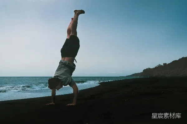 高清摄影 海滩上一个人做俯手撑式