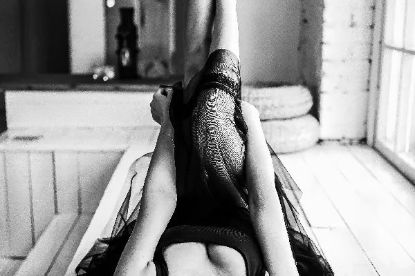 高清摄影 女性躺在床上的灰度照片