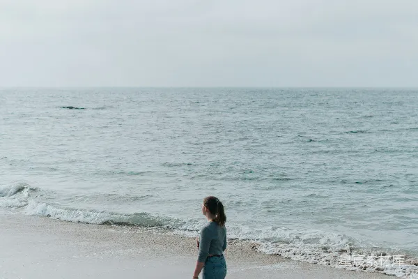 高清摄影 海滩上的女演员背着吉他包