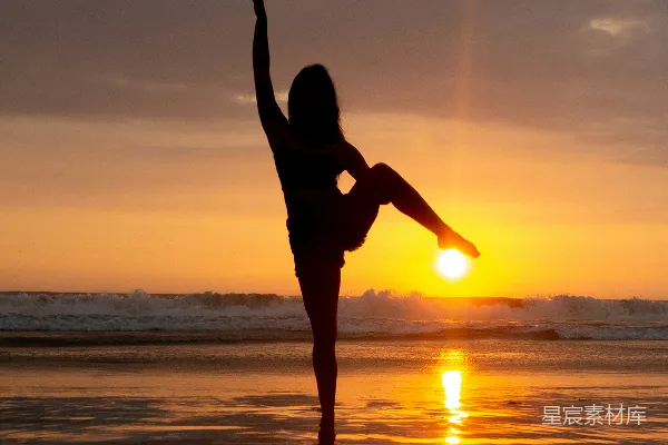 高清摄影 夕阳下海滩上女子的剪影