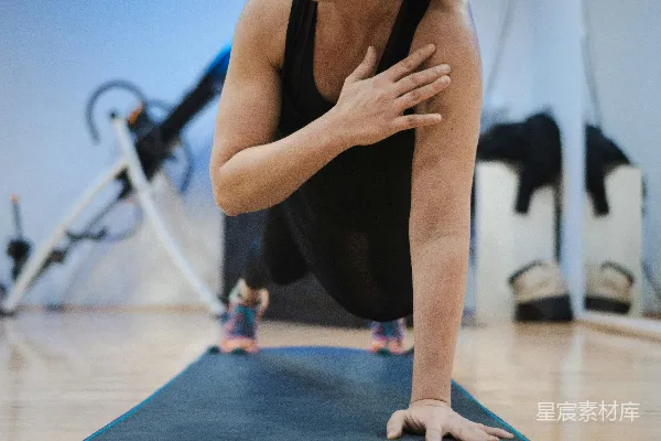 高清摄影 一个穿黑色T恤的女人正在做瑜伽。