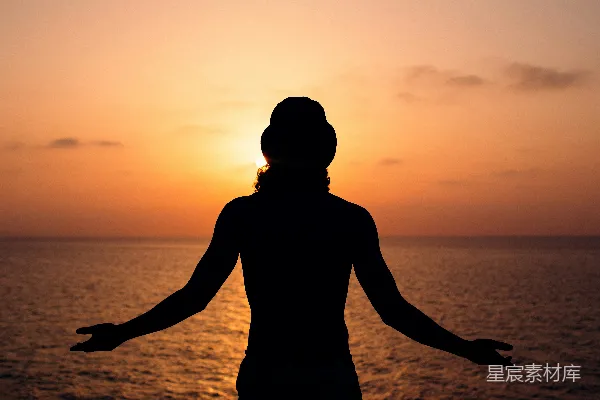 高清摄影 傍晚海滩上站立的人的轮廓