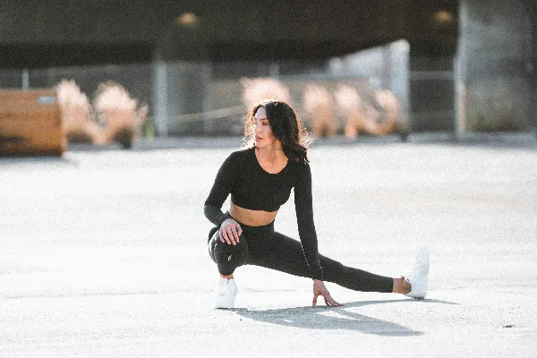 高清摄影 黑色上衣、黑色紧身裤的女子手持黑白配色的耐克鞋
