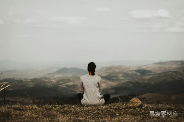 高清摄影 女士坐在悬崖上，俯瞰着山景，白天时。