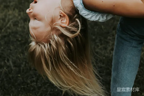 高清摄影 一个女孩在草地上做俯手stand。