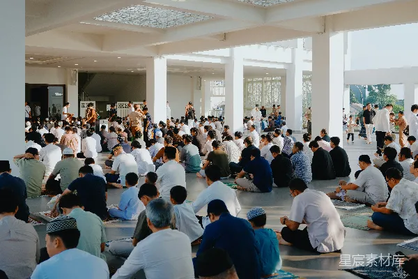 高清摄影 一群男人在清真寺中祈祷。